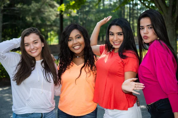 Grupo Cuatro Amigas Adolescentes Diferentes Razas — Foto de Stock