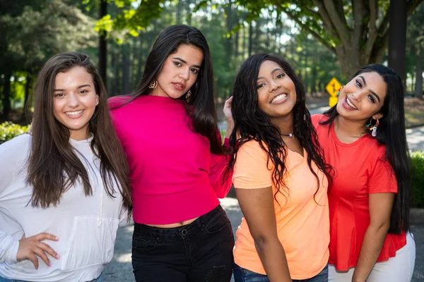 Grupo Quatro Adolescentes Amigas Diferentes Raças — Fotografia de Stock