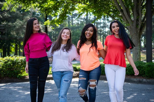 Négy Tizenéves Női Baráti Különböző Versenyek — Stock Fotó