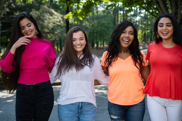 Grupo Quatro Adolescentes Amigas Diferentes Raças — Fotografia de Stock