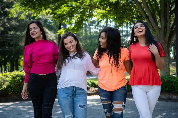 Groep Van Vier Vrouwelijke Jeugdvrienden Van Verschillende Rassen — Stockfoto