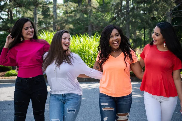 Groep Van Vier Vrouwelijke Jeugdvrienden Van Verschillende Rassen — Stockfoto