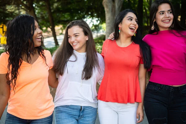Groep Van Vier Vrouwelijke Jeugdvrienden Van Verschillende Rassen — Stockfoto