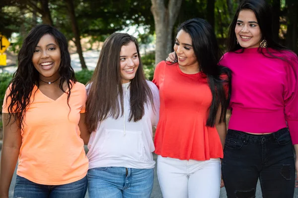 Grupo Quatro Adolescentes Amigas Diferentes Raças — Fotografia de Stock