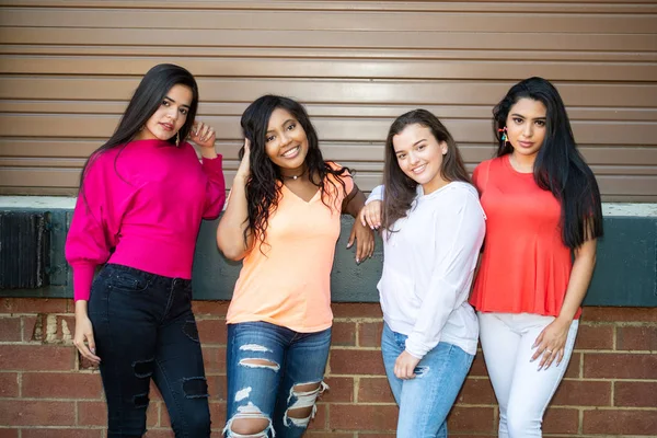 Grupo Quatro Adolescentes Amigas Diferentes Raças — Fotografia de Stock