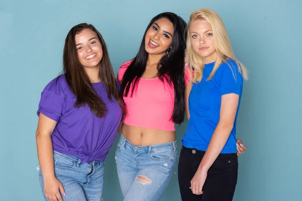 Üç mutlu farklı genç arkadaş grubu