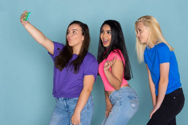 Grupo Três Felizes Amigos Adolescentes Diversificados — Fotografia de Stock