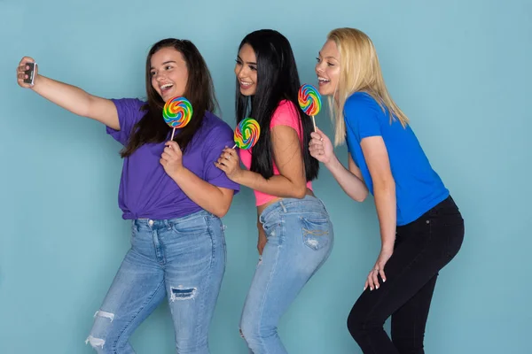 Grupa Przyjaciół Trzy Szczęśliwe Różnorodnych Nastolatka — Zdjęcie stockowe