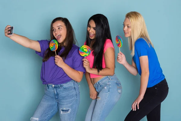 Skupina Tří Šťastný Různorodé Teen Přátel — Stock fotografie