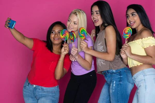 Gruppe Von Vier Jugendlichen Mädchen Auf Rosa Hintergrund — Stockfoto
