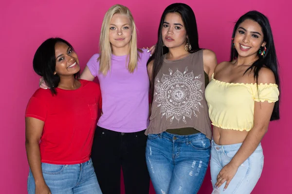 Skupina Čtyř Mladistvých Dívek Růžovém Pozadí — Stock fotografie