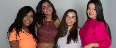 Birlikte ayakta dört farklı Gençler Grup