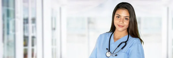 Jovem Enfermeira Hispânica Trabalhando Hospital — Fotografia de Stock