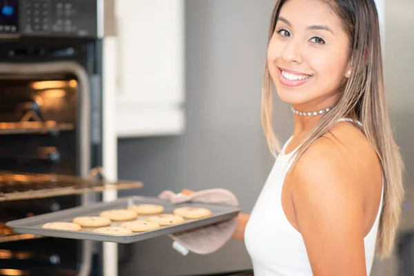 Γυναίκα Ψήσιμο Cookies Για Την Οικογένειά Της Στην Κουζίνα — Φωτογραφία Αρχείου