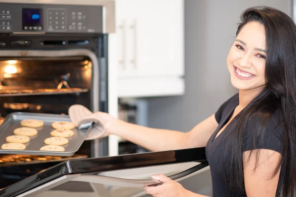 Γυναίκα Ψήσιμο Cookies Για Την Οικογένειά Της Στην Κουζίνα — Φωτογραφία Αρχείου