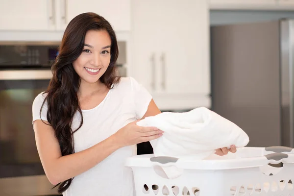 Frau Faltet Die Wäsche Ihrem Haus — Stockfoto