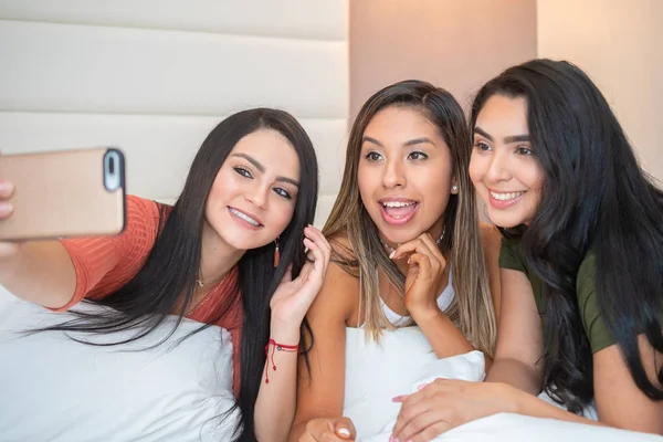 Grupo Tres Adolescentes Hispanas Dormitorio —  Fotos de Stock