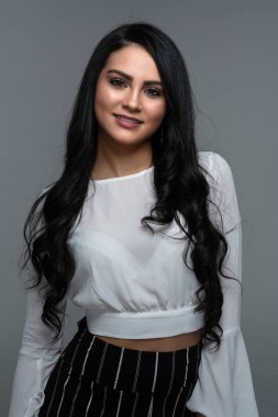 Genç güzel azınlık kadın portresi