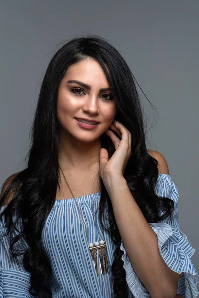 Retrato Uma Jovem Bela Mulher Minoritária — Fotografia de Stock