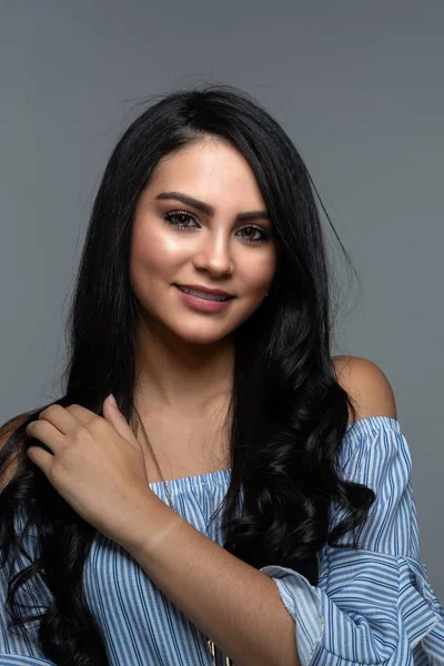 Retrato Uma Jovem Bela Mulher Minoritária — Fotografia de Stock