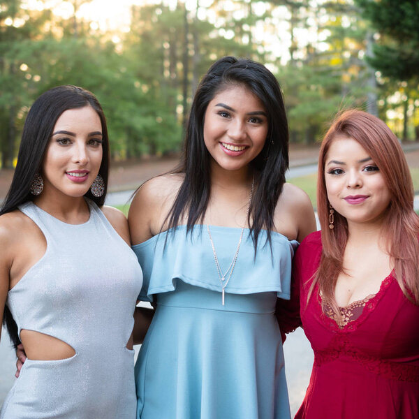 Группа друзей-подростков на их выпускных танцах
