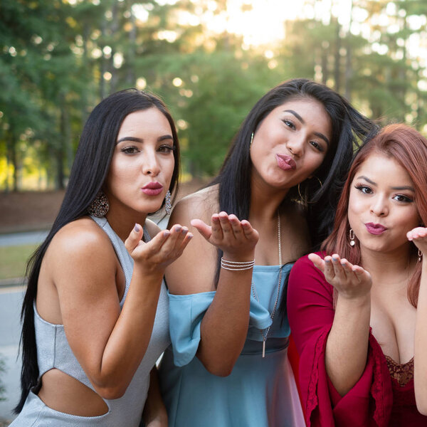 Группа друзей-подростков на их выпускных танцах
