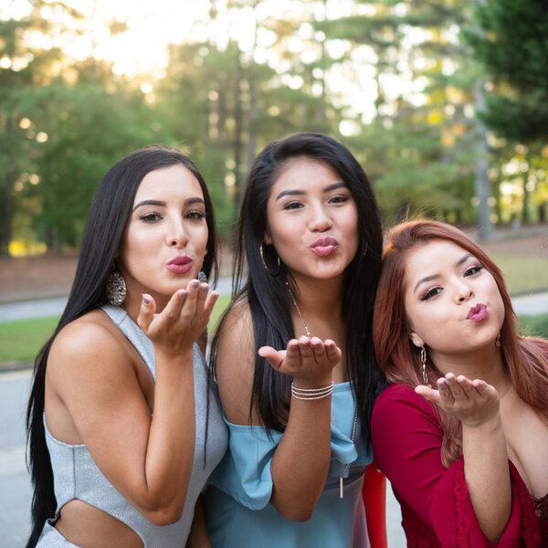 Группа друзей-подростков на их выпускных танцах
