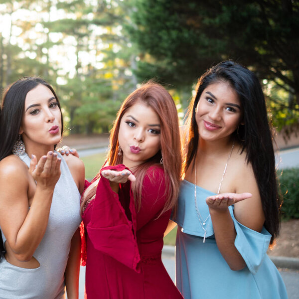 Группа друзей-подростков на их выпускных танцах
