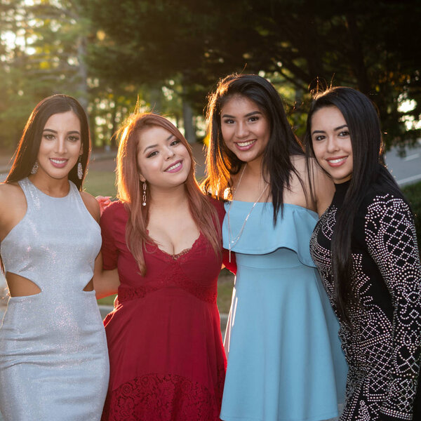 Группа друзей-подростков на их выпускных танцах
