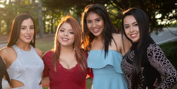 Grupo Amigos Adolescentes Seu Baile Formatura — Fotografia de Stock