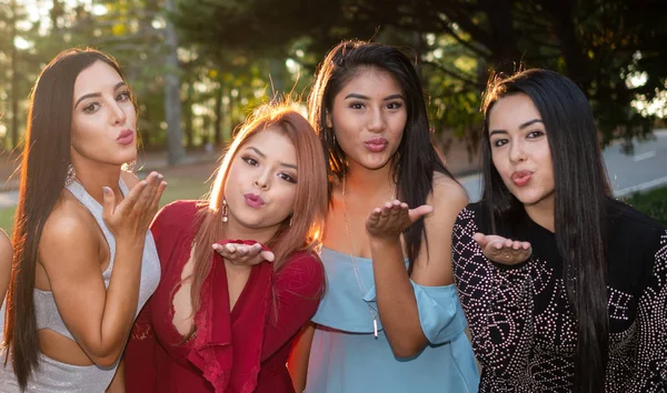 Grupp Tonåriga Vänner Deras Prom Dance — Stockfoto