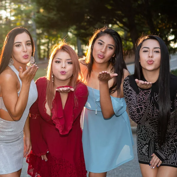 Grupp Tonåriga Vänner Deras Prom Dance — Stockfoto