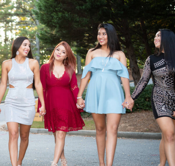 Группа друзей-подростков на их выпускных танцах
