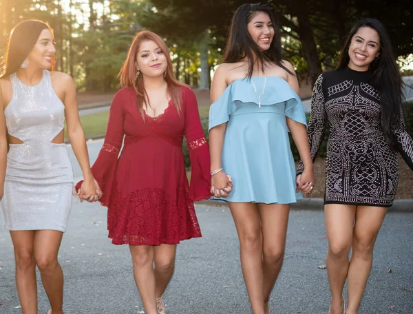 Grupo Amigos Adolescentes Baile Graduación — Foto de Stock