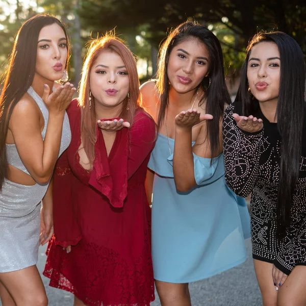 Gruppo Amici Adolescenti Ballo Fine Anno — Foto Stock