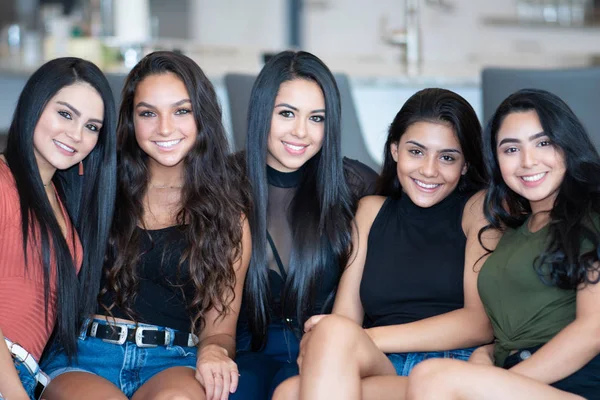 Grupo Cinco Amigos Adolescentes Sofá — Fotografia de Stock