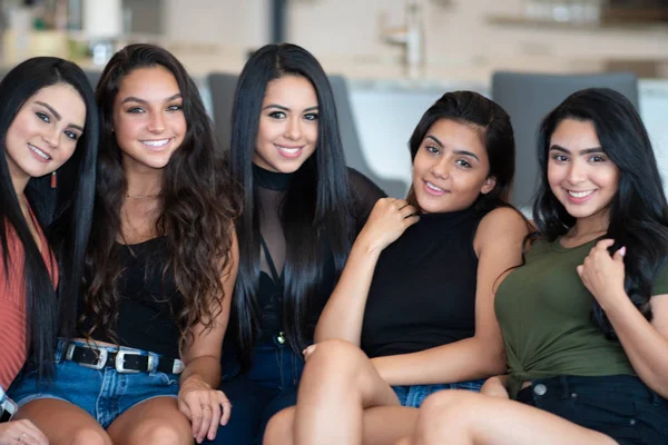 Groupe Cinq Amis Adolescents Sur Canapé — Photo