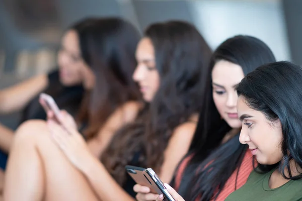 Gruppe Von Fünf Teenager Mädchen Mit Ihren Smartphones — Stockfoto