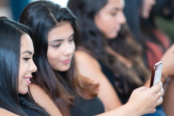 Grupo Cinco Chicas Adolescentes Usando Sus Teléfonos Inteligentes —  Fotos de Stock