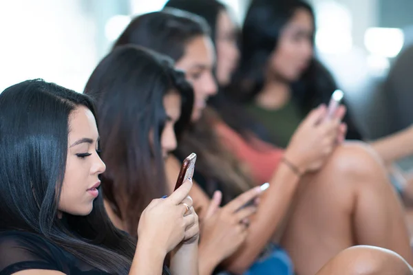 Grupo Cinco Chicas Adolescentes Usando Sus Teléfonos Inteligentes —  Fotos de Stock