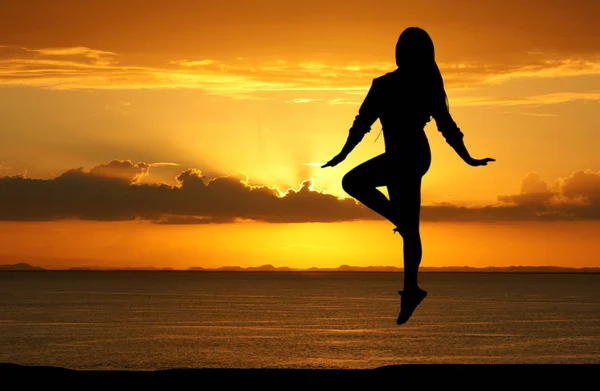 Młoda Kobieta Ćwiczenia Plaży Zachodzie Słońca — Zdjęcie stockowe