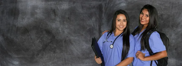 Sekelompok Siswa Keperawatan Bekerja Pada Pendidikan Mereka — Stok Foto