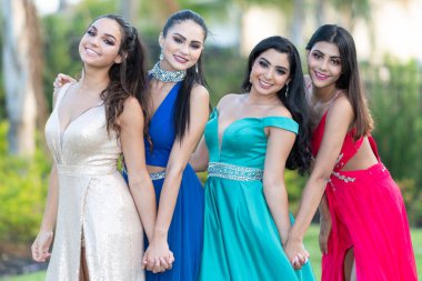 Bir grup genç kız kendi balo dansa gidiyor 