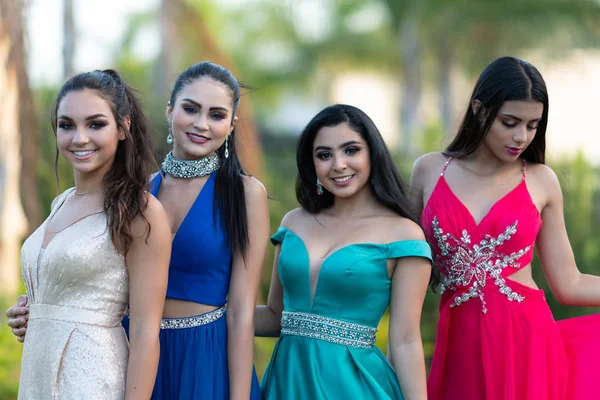 Een Groep Tienermeisjes Gaat Voor Hun Prom Dans — Stockfoto