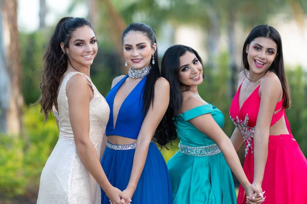 Een Groep Tienermeisjes Gaat Voor Hun Prom Dans — Stockfoto