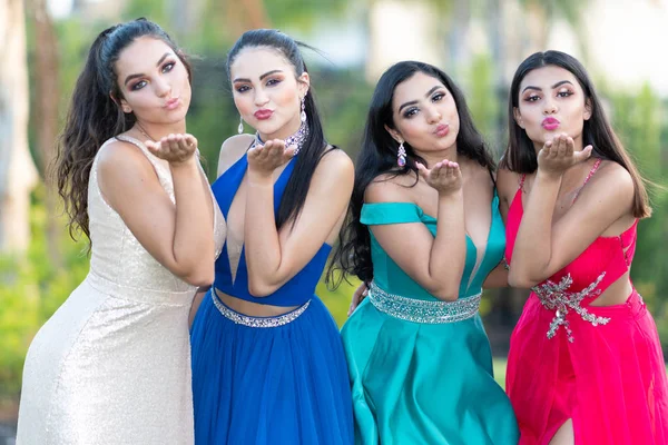 Een Groep Tienermeisjes Gaat Voor Hun Prom Dans — Stockfoto