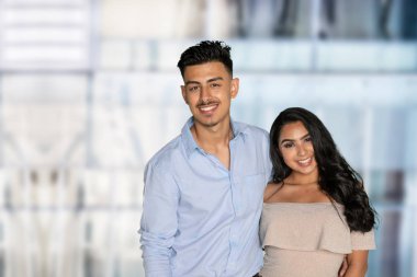 Birlikte gülümseyen genç mutlu bir İspanyol çift