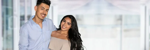 Una Joven Pareja Hispana Feliz Sonriendo Juntos —  Fotos de Stock