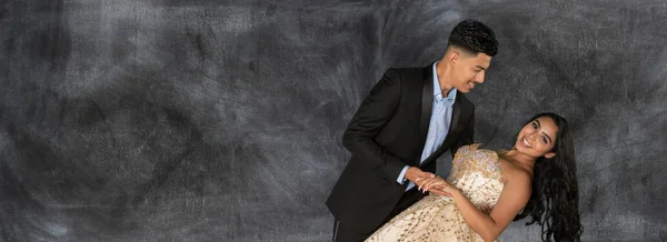 Adolescente Menina Celebrando Sua Quinceanera Com Vestido Agradável — Fotografia de Stock