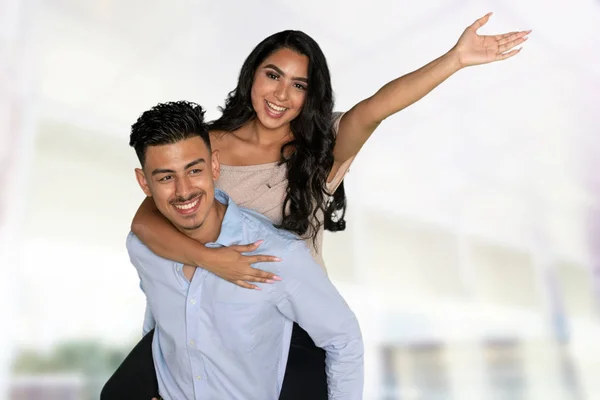 Nuori Onnellinen Latinopari Hymyilee Yhdessä — kuvapankkivalokuva